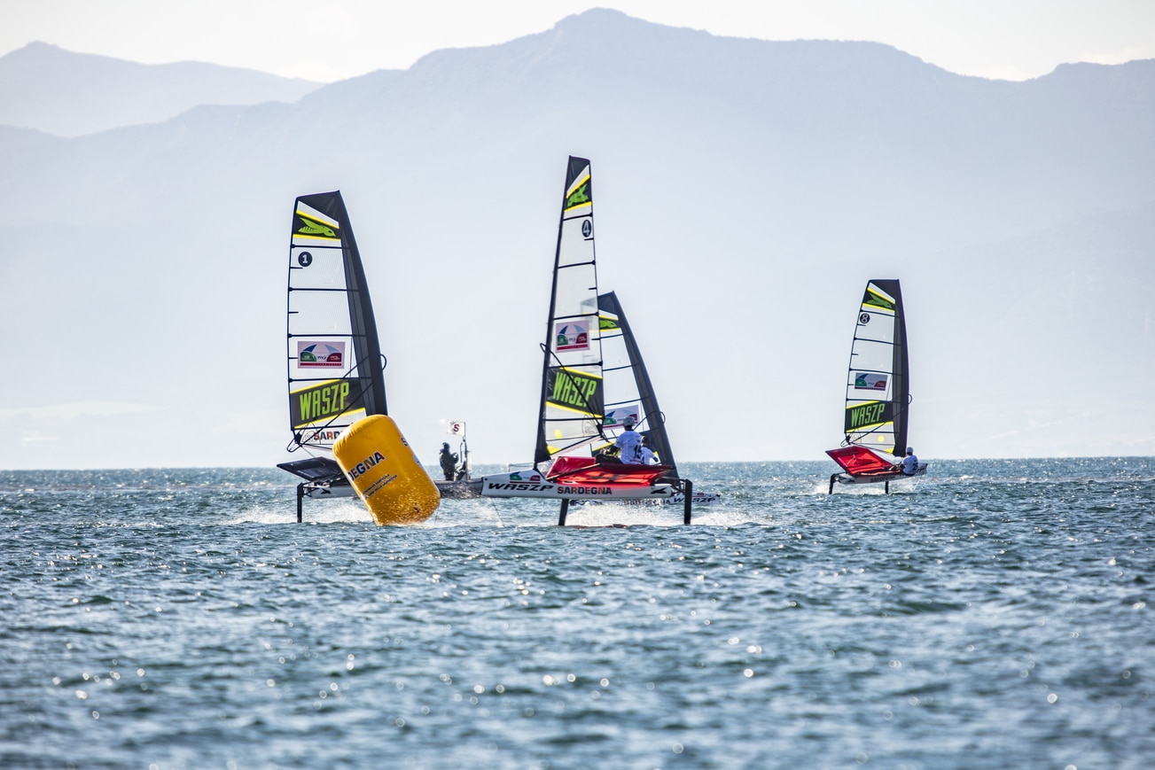 “Foil International Academy Trophy” si chiude con grande successo la sardinia sailing cup 2023 waszp, vince lo svedese hanno serifert podio italiano per il wingfoil