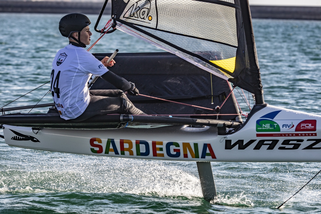 “Foil International Academy Trophy” si chiude con grande successo la sardinia sailing cup 2023 waszp, vince lo svedese hanno serifert podio italiano per il wingfoil