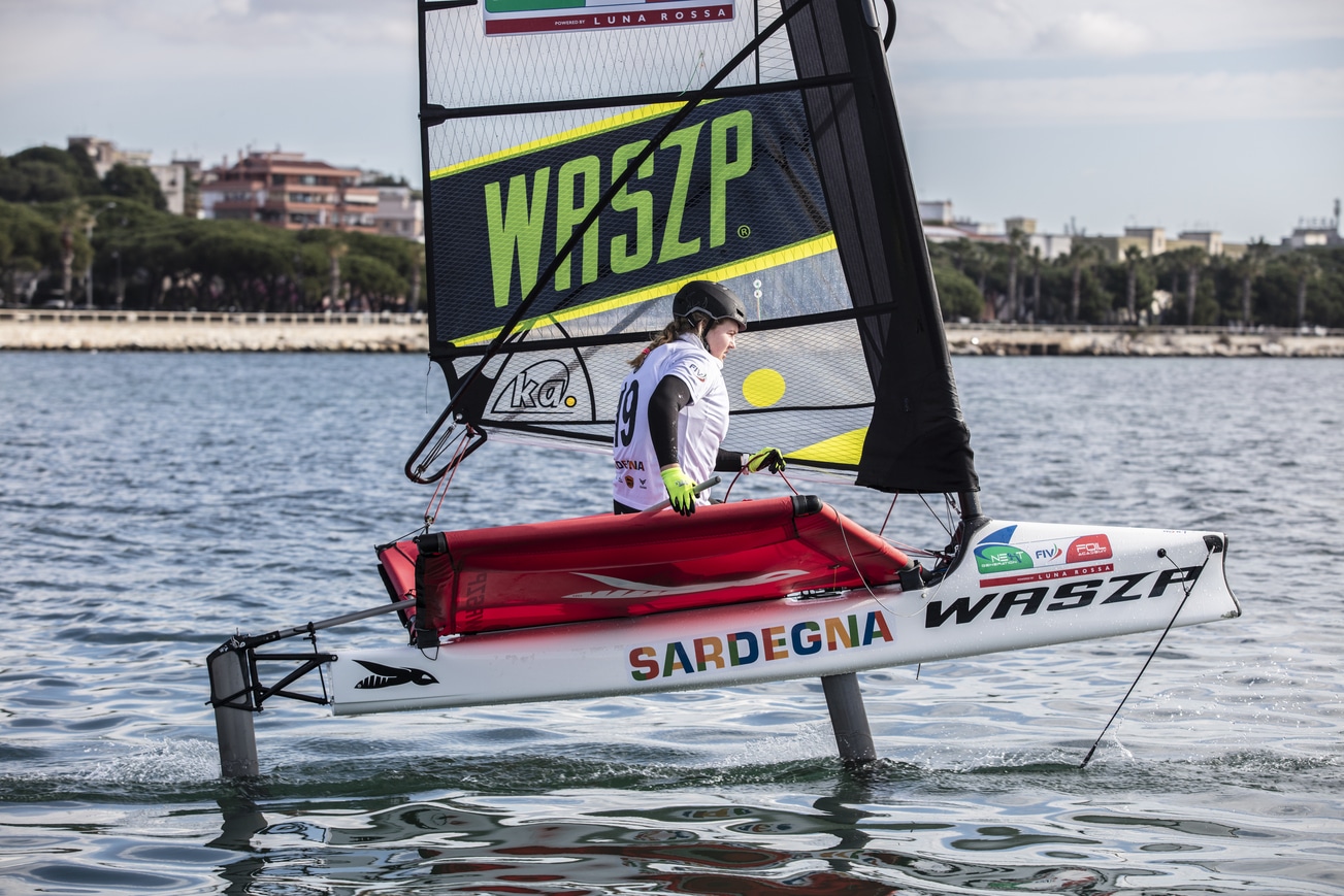“Foil International Academy Trophy” si chiude con grande successo la sardinia sailing cup 2023 waszp, vince lo svedese hanno serifert podio italiano per il wingfoil