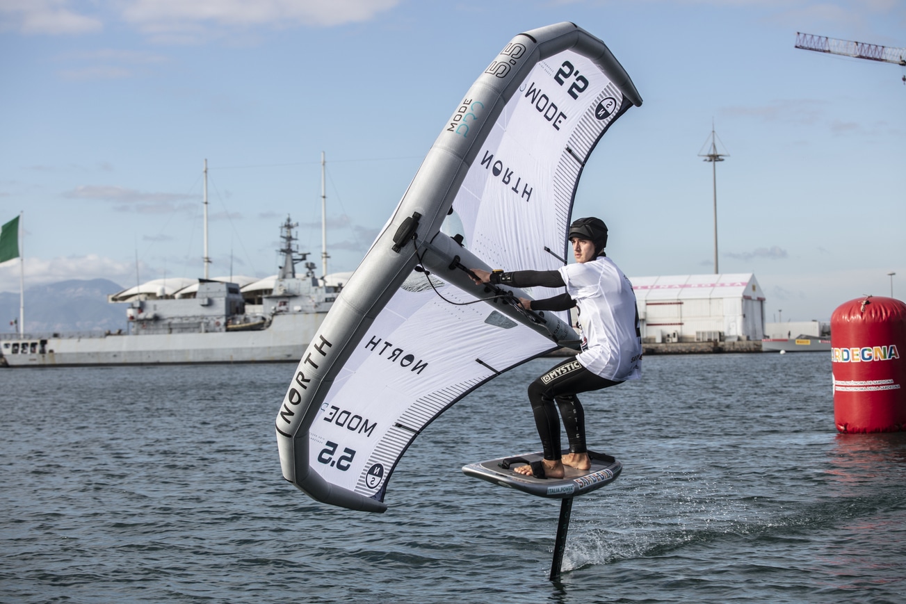 “Foil International Academy Trophy” si chiude con grande successo la sardinia sailing cup 2023 waszp, vince lo svedese hanno serifert podio italiano per il wingfoil