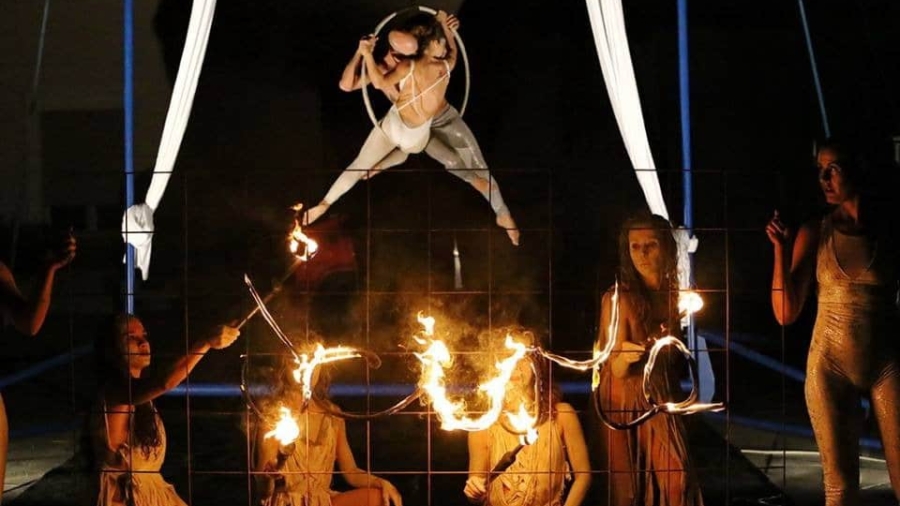 Nurachi- La Festa delle Notti di Santa Lucia si fa ogni anno sempre più ricca e abbraccia l’interesse di moltissimi visitatori. Il programma, dal 12 al 15 dicembre è fitto e porterà i visitatori dentro una festa arcaica, che si perde nelle notti più buie dell’anno, dove, ad illuminare la piazza di Nurachi, c’è il grande falò con intorno Sa Priorissa e Is Oberajas, in una festa che coinvolgerà tutta la comunità. Fin dal primo giorno, giovedì 12 dicembre, i visitatori potranno vivere l’emozione dell’artigianalità di un tempo con il Mercato di Santa Lucia. Qui si potrà iniziare a vivere l’atmosfera natalizia, si andrà alla scoperta di autentici saperi tramandati fino ai nostri giorni. Il Mercato di Santa Lucia è un luogo d’incontro e di comunità, un’esperienza culturale e artistica.