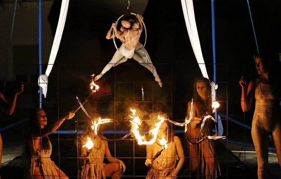Nurachi- La Festa delle Notti di Santa Lucia si fa ogni anno sempre più ricca e abbraccia l’interesse di moltissimi visitatori. Il programma, dal 12 al 15 dicembre è fitto e porterà i visitatori dentro una festa arcaica, che si perde nelle notti più buie dell’anno, dove, ad illuminare la piazza di Nurachi, c’è il grande falò con intorno Sa Priorissa e Is Oberajas, in una festa che coinvolgerà tutta la comunità. Fin dal primo giorno, giovedì 12 dicembre, i visitatori potranno vivere l’emozione dell’artigianalità di un tempo con il Mercato di Santa Lucia. Qui si potrà iniziare a vivere l’atmosfera natalizia, si andrà alla scoperta di autentici saperi tramandati fino ai nostri giorni. Il Mercato di Santa Lucia è un luogo d’incontro e di comunità, un’esperienza culturale e artistica.